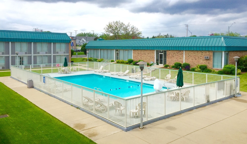 Red Roof Inn & Suites DeKalb 3/40
