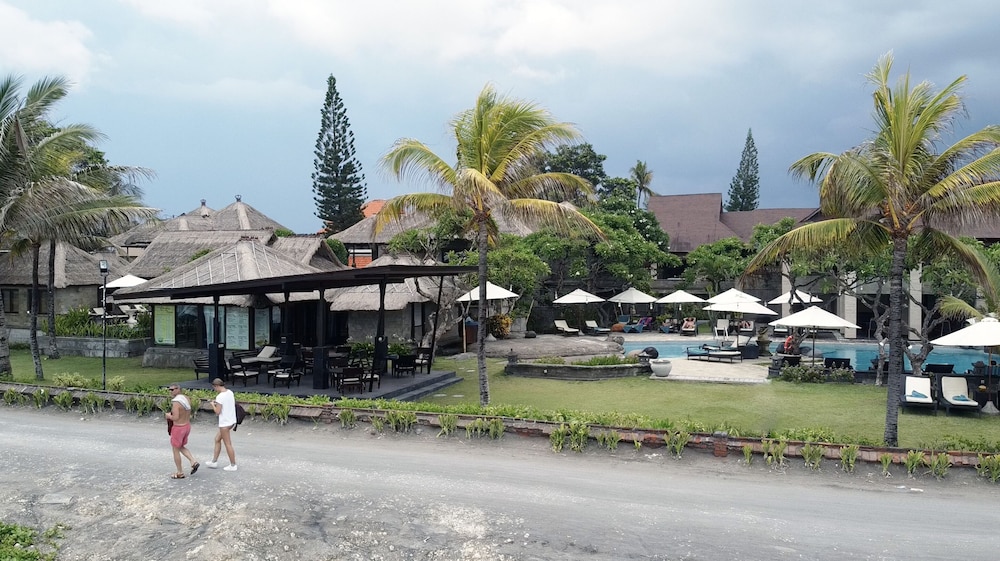 Grand Balisani Suites Hotel 60/71