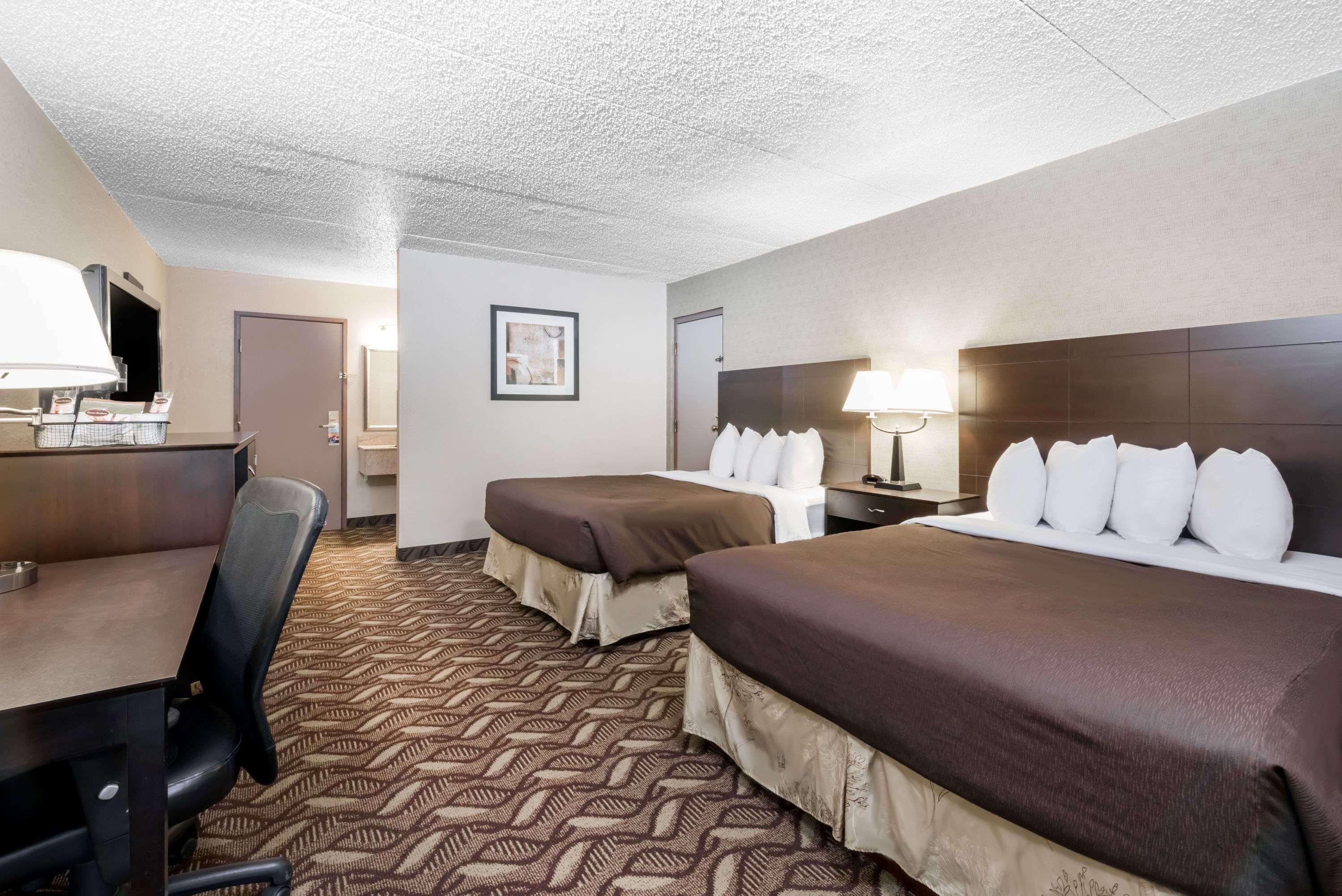 Room, 2 Queen Beds, Pool Side