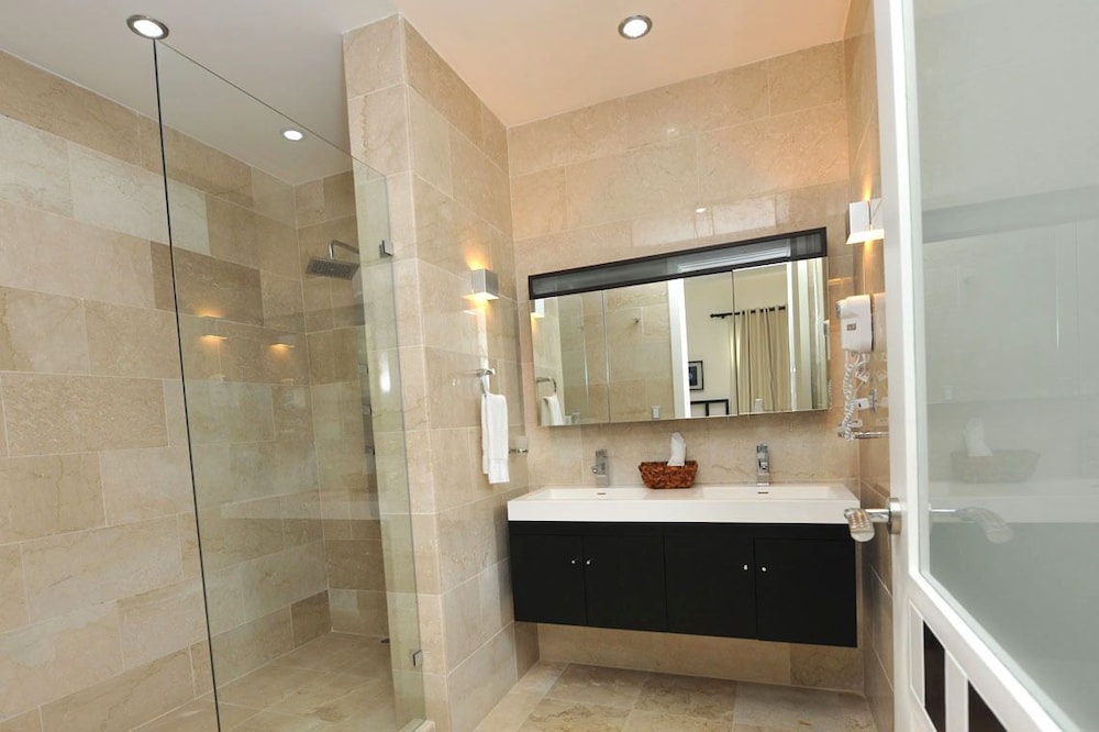 WATERMARK LUXURY OCEANFRONT ALL SUITE HOTEL 15/56