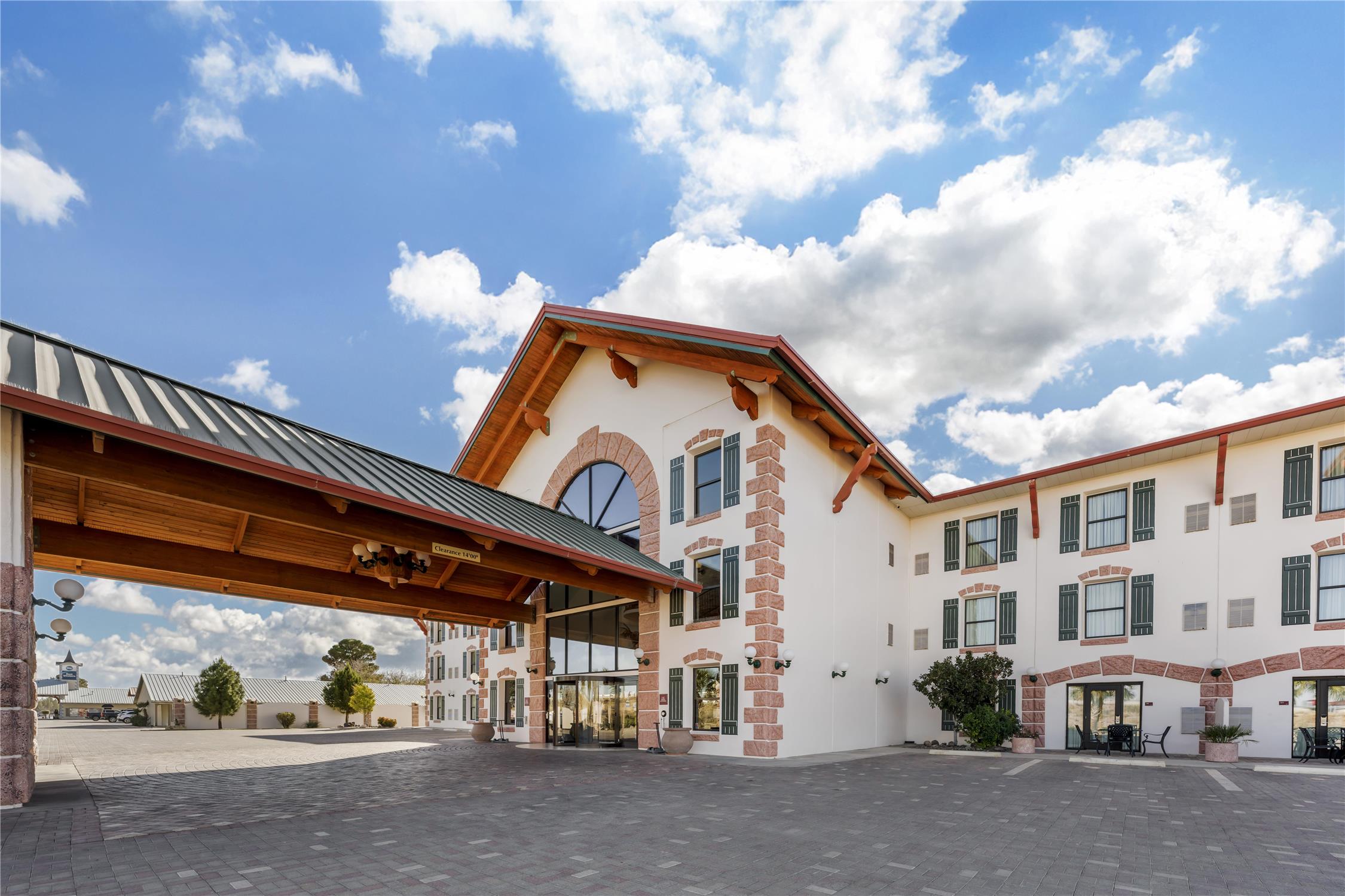 Best Western Plus Swiss Chalet Hotel & Suites 40/40