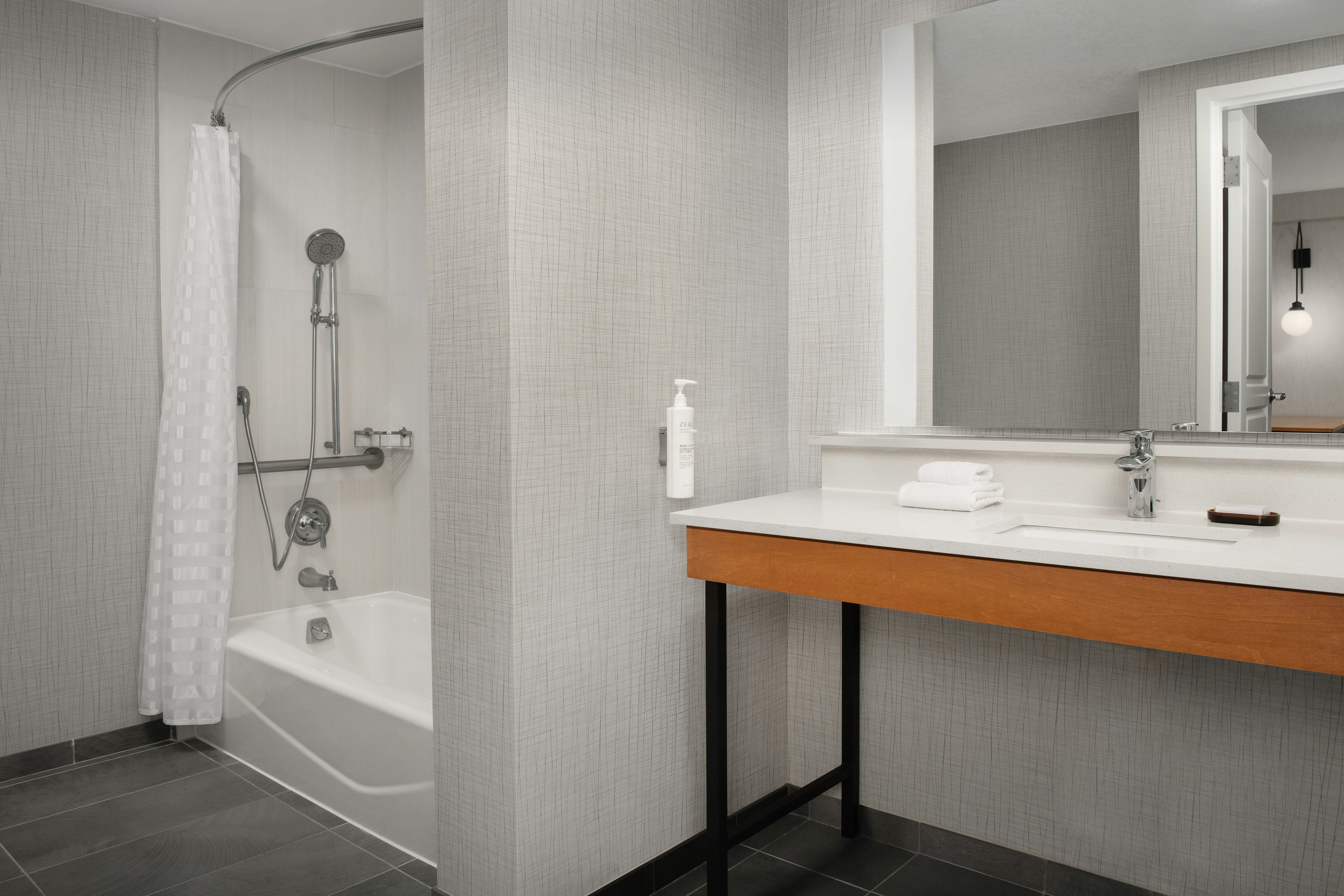 Suite, 2 Queen Beds, Accessible
