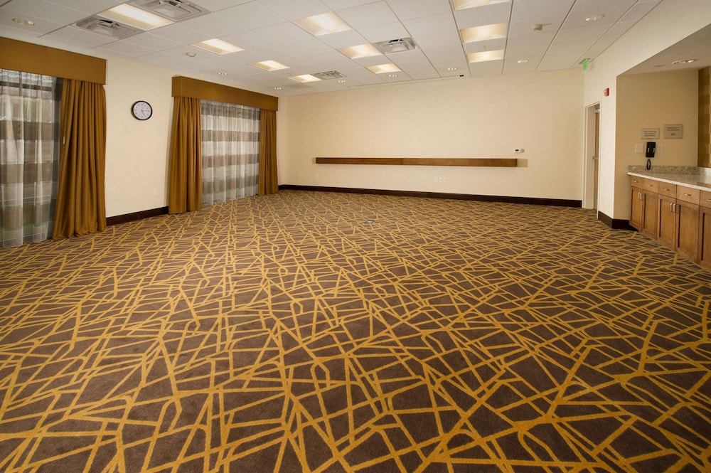Hampton Inn Suites Baltimore Woodlawn 13/34