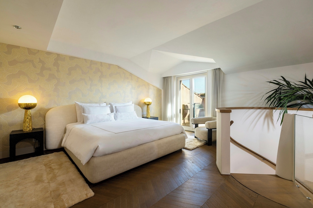 Gallery, Suite, King Bed, 2 Sofa