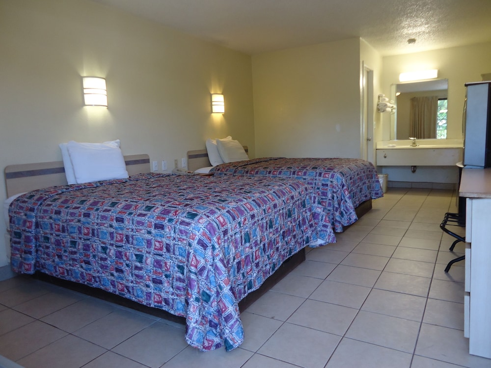 Super 6 Inn & Suites 12/40