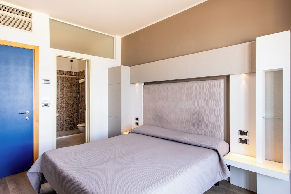 DELUXE, DOUBLE BED