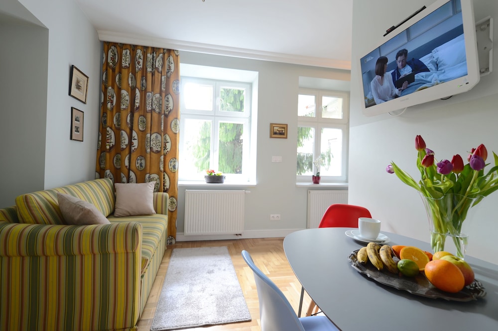CRYSTAL SUITES CHEZ HELENA 46/64