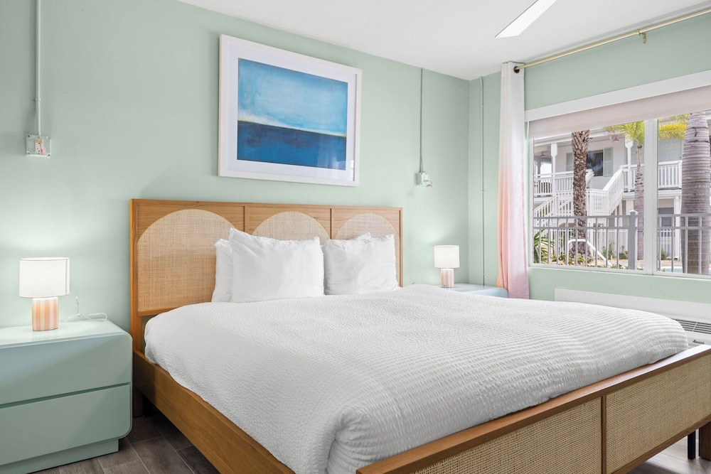Petite, King Bed, Pool View, South Wing