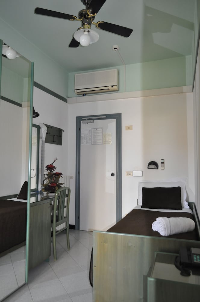 ROOM, SINGLE