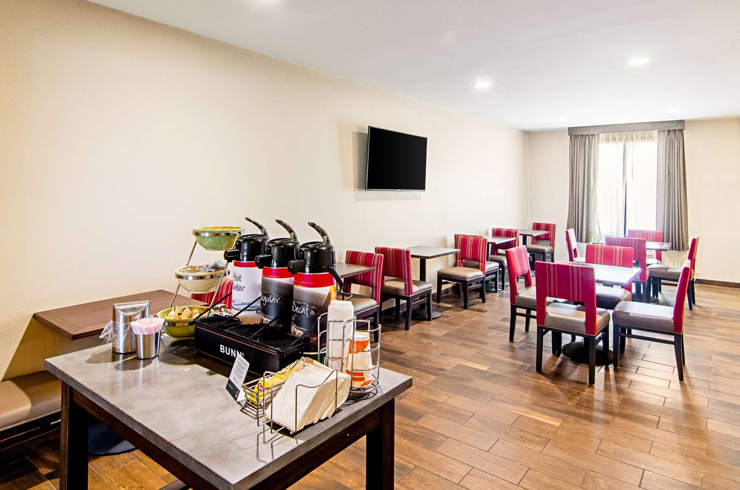 Quality Inn and Suites Near Tanger Outlet Mall 19/22