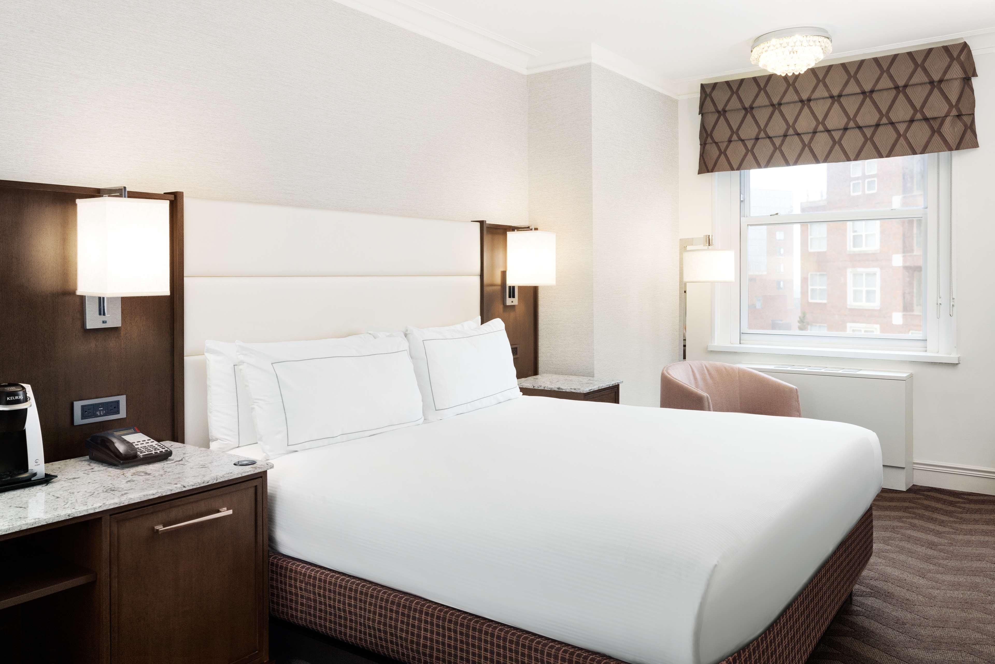 غرفة بسرير كينج، Hilton Boston Park Plaza 2/6