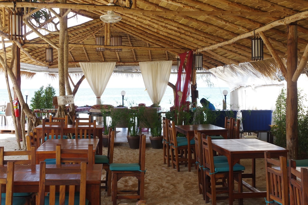 Thai House Beach Resort 24/50