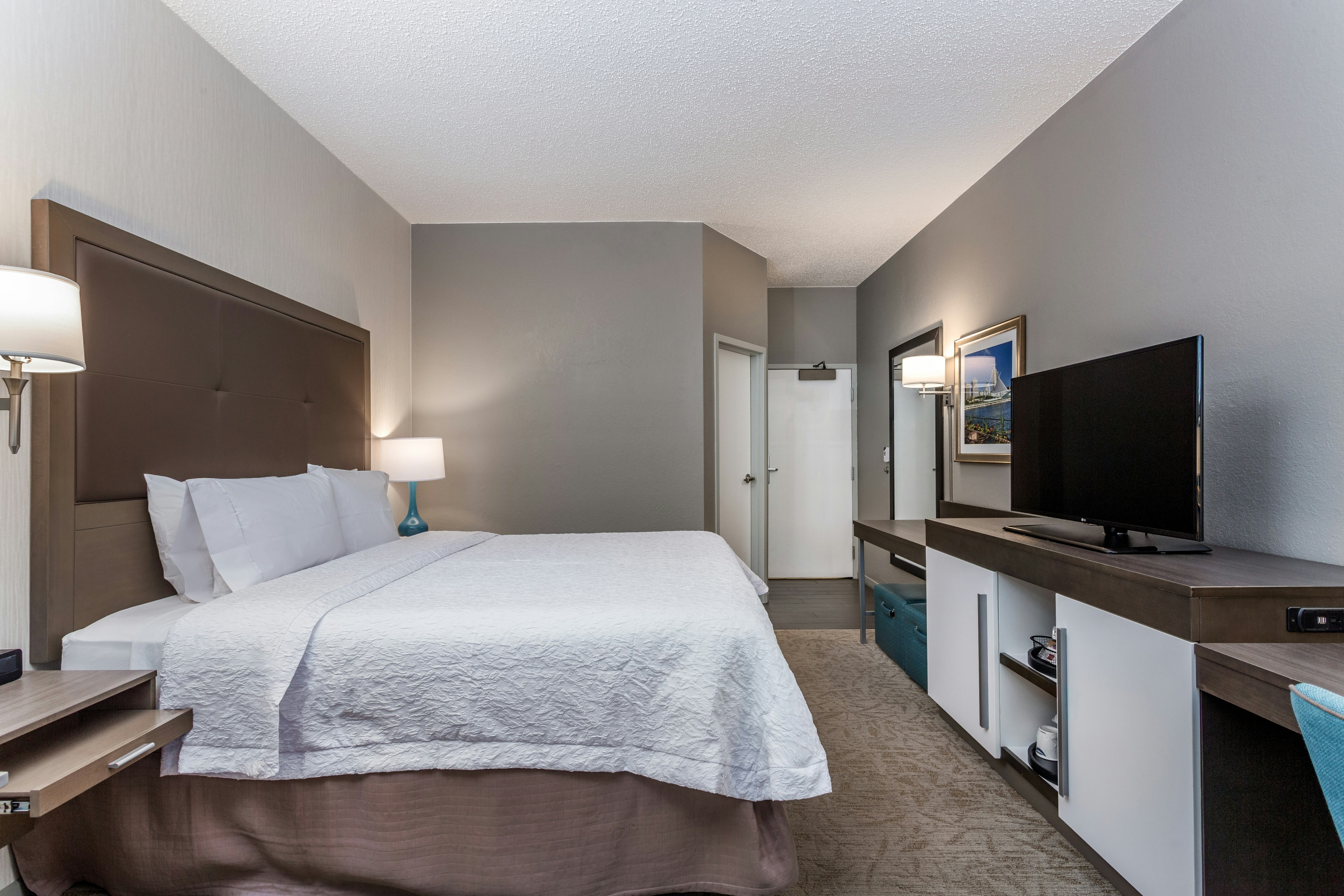 Standard, King Bed, Hampton Inn Milwaukee Airport 3/4