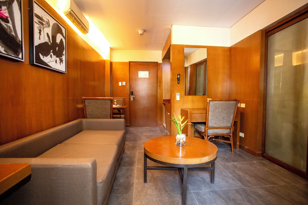 Crown Regency Beach Resort Boracay 58/75