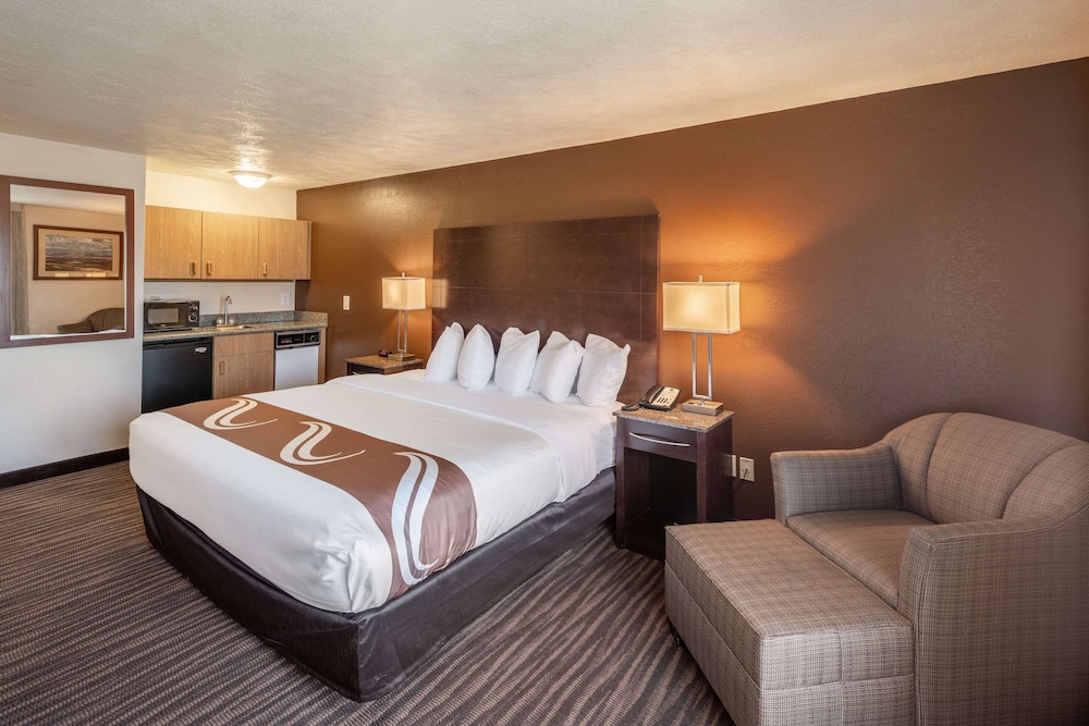 غرفة قياسية بسرير كينج، Quality Inn and Suites Downtown Walla Walla, WA 3/9