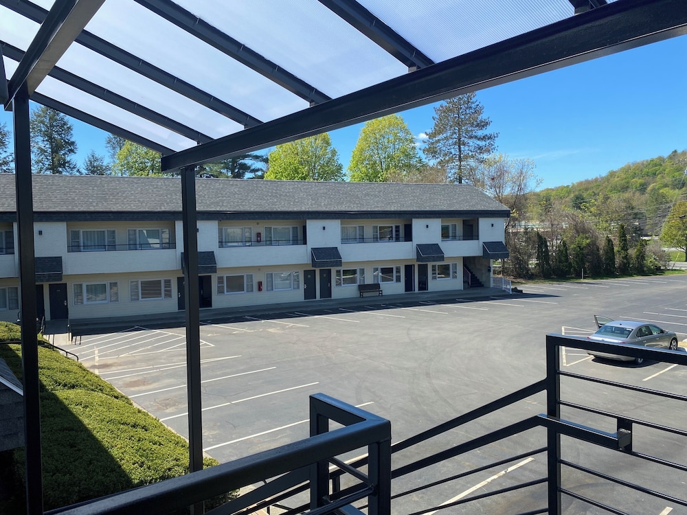 Black Mountain Inn 59/63