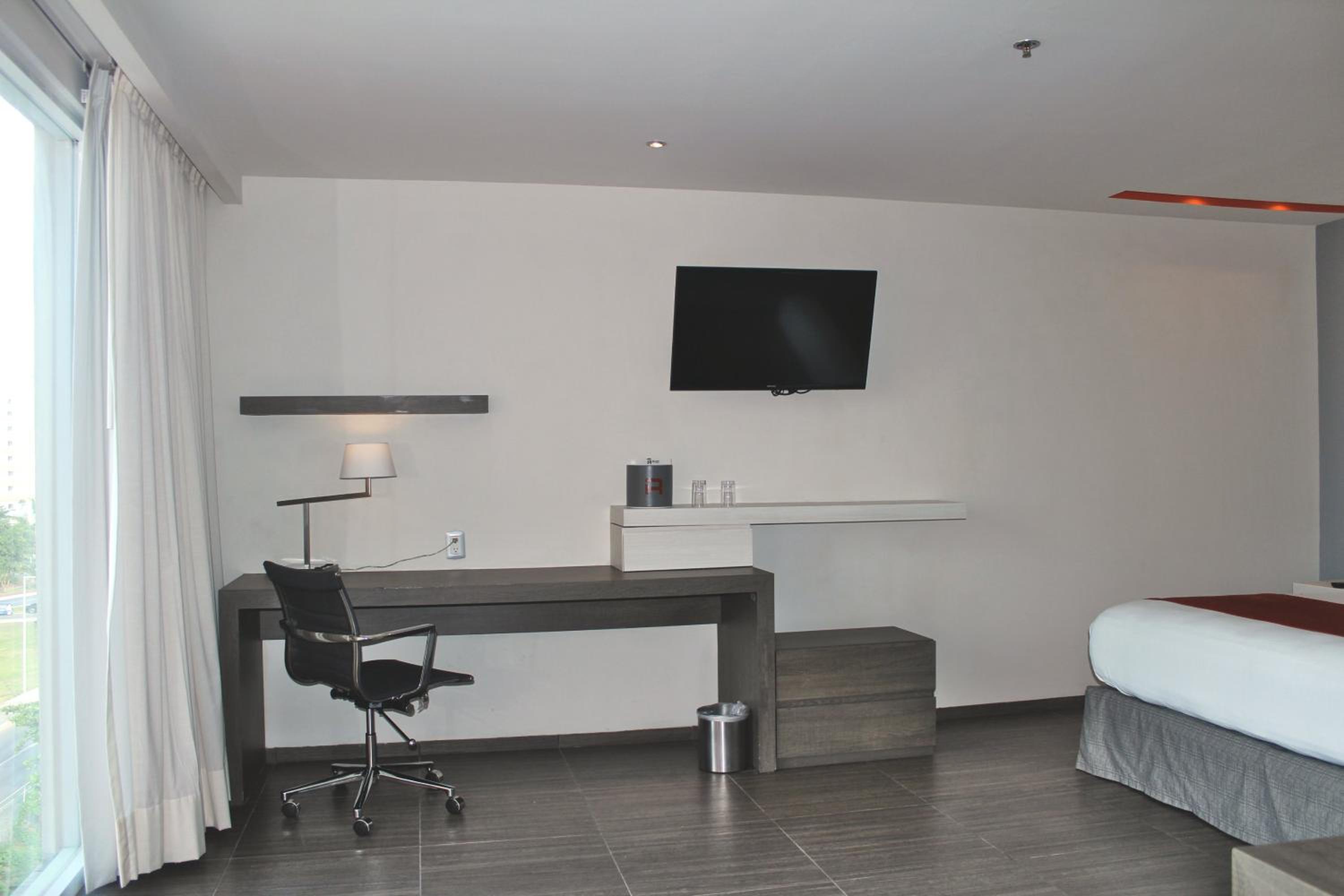 Junior Suite, King Bed, Boulevard View