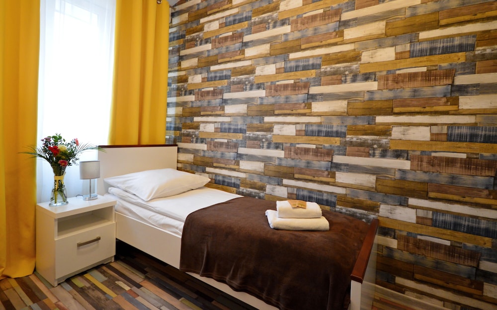 DESIGN, TWIN BEDS, BATHTUB