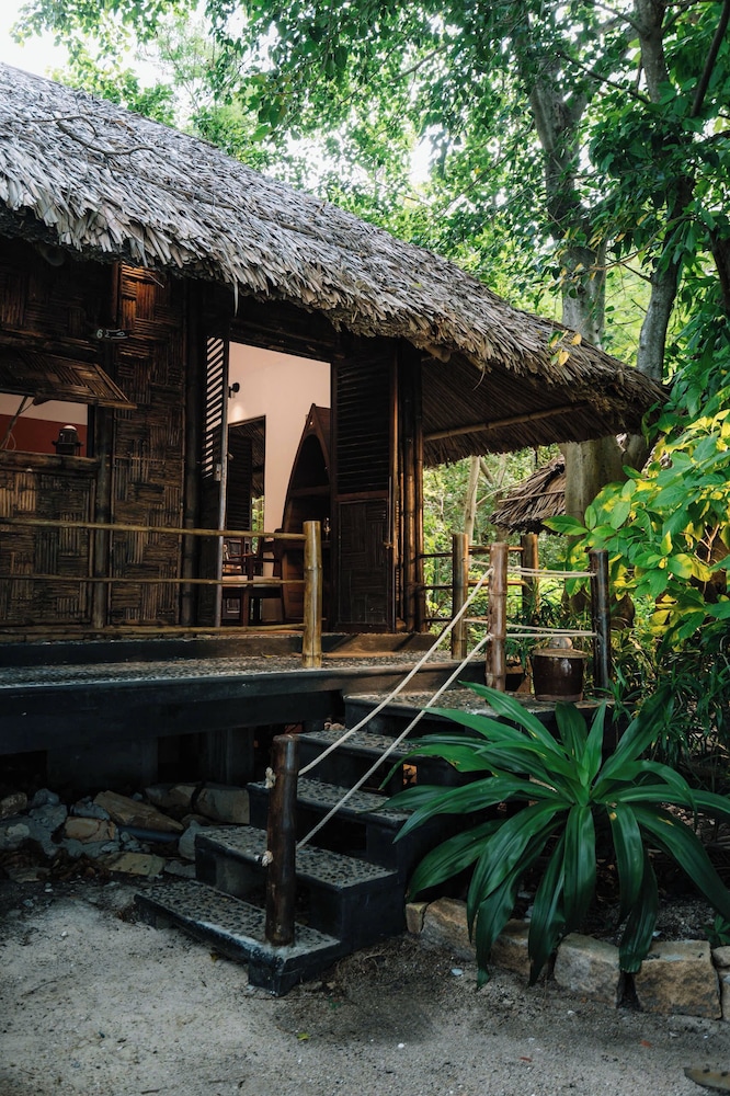 Whale Island Resort 7/68