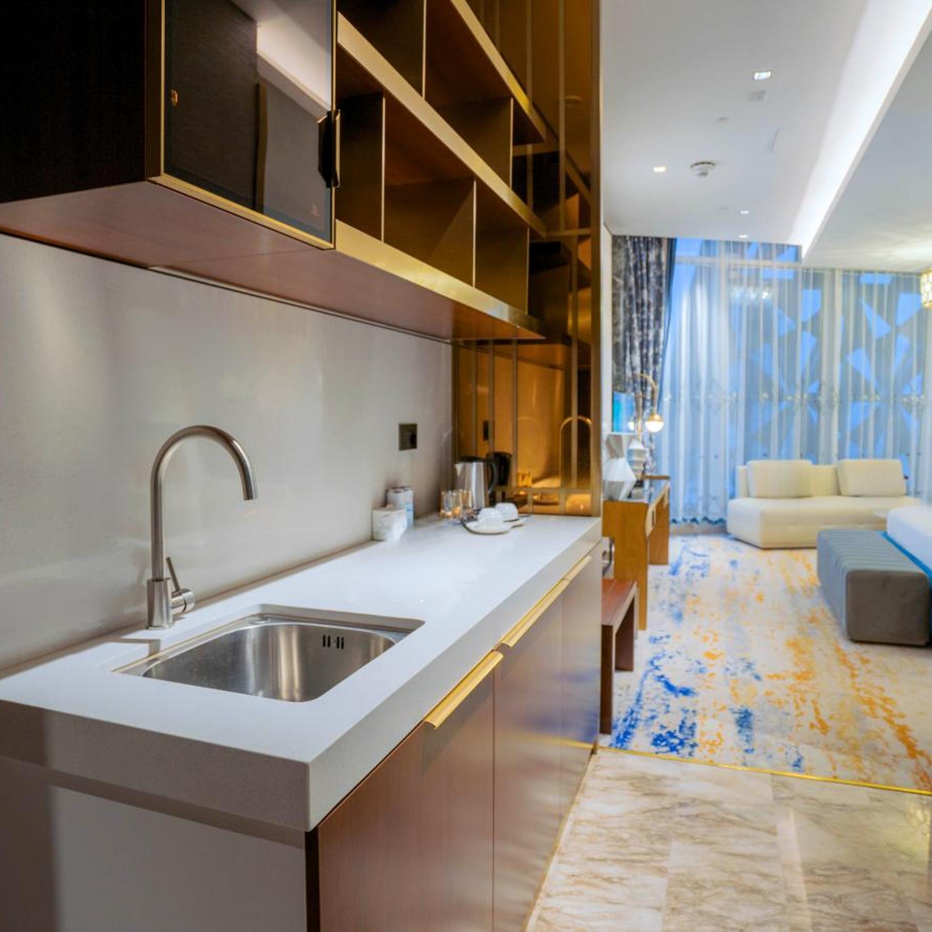 Premium, King Bed, Water View, Kitchenette، Velero Doha 7/10