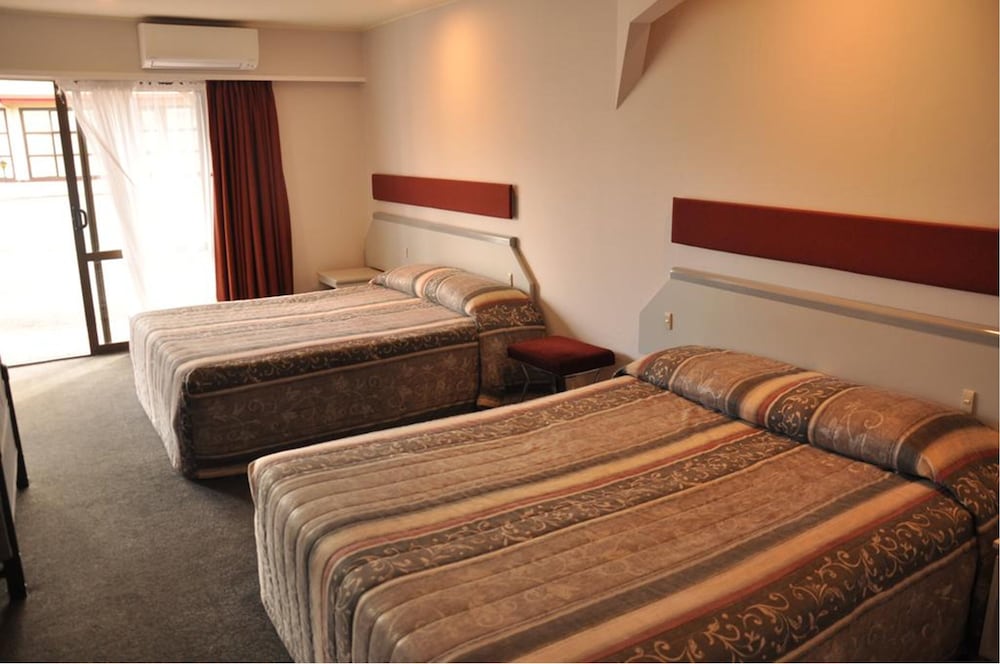 The Village Inn Hotel 7/38