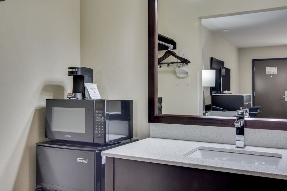 Quality Inn & Suites Athens University Area 43/57
