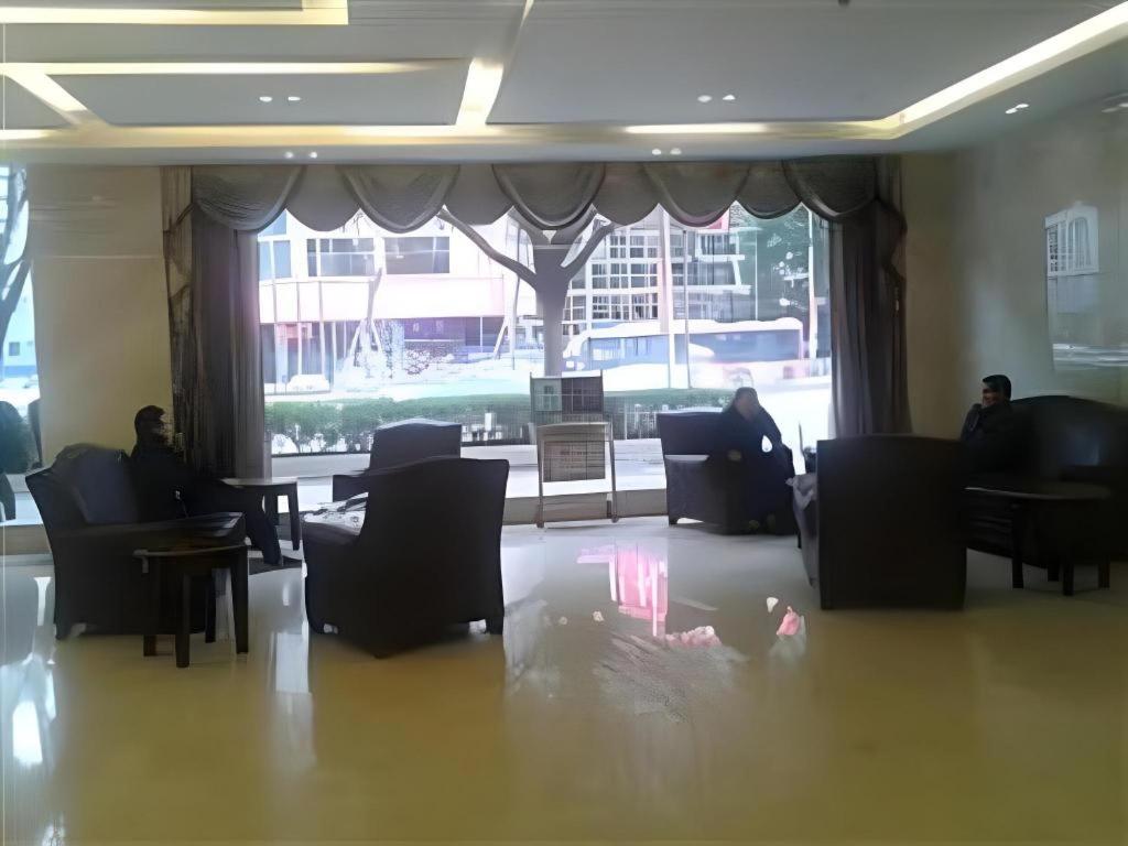 Vienna Hotel Huizhou (Huabianling Square Branch) 34/50