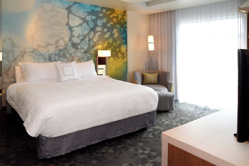 غرفة بسرير كينج مع أريكة لذوي الإعاقة