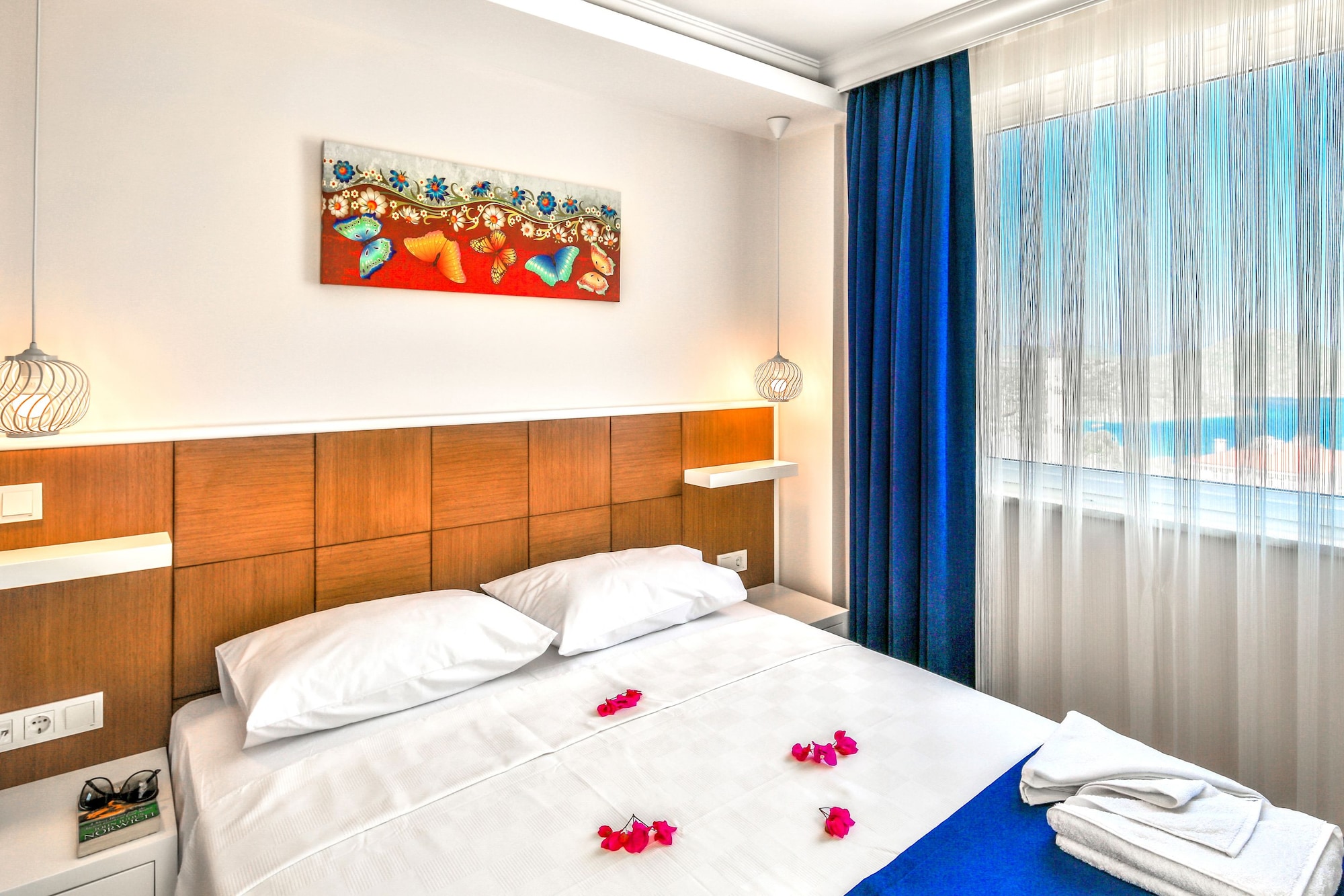 ROOM, DOUBLE BED, PARTIAL SEA VIEW