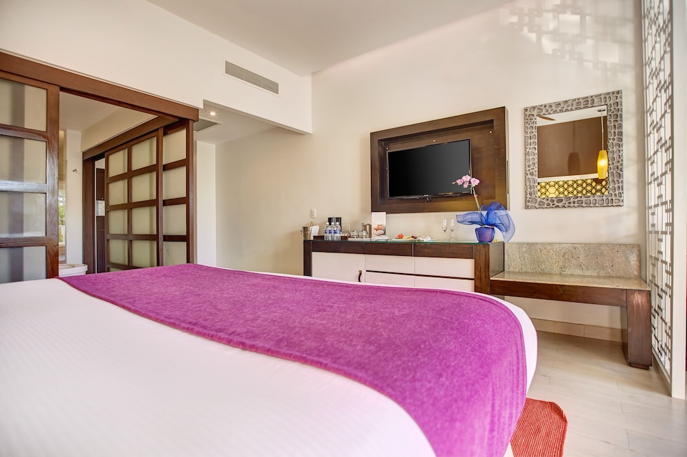 Resort Hideaway at Royalton Blue Waters, An Autograph Collection all Inclusive Resort Adults Only 12/31