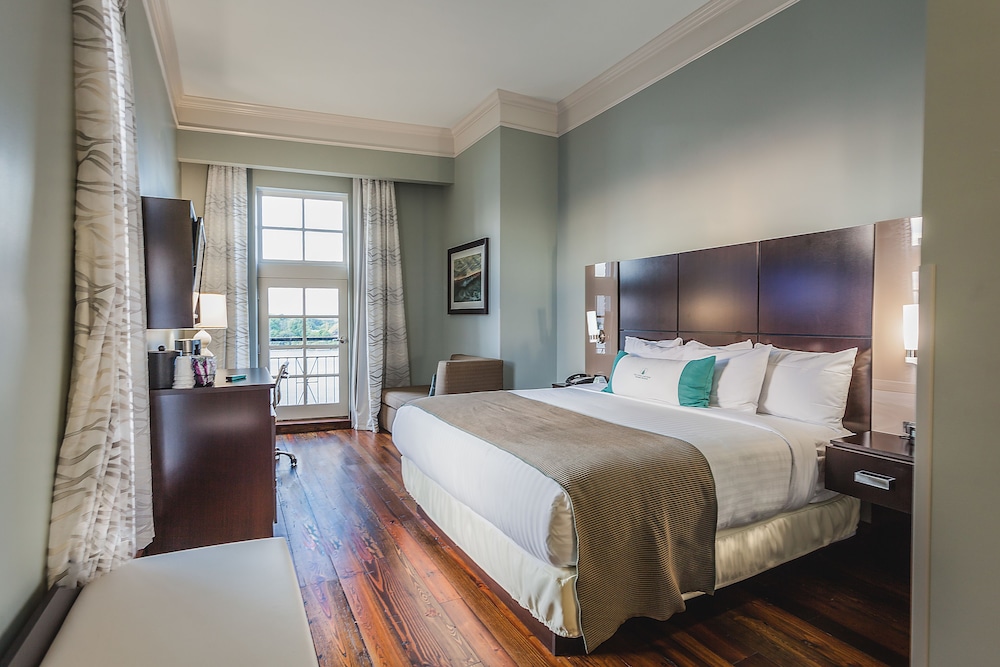 ROOM, KING BED