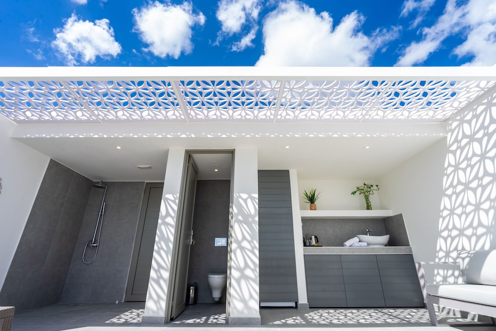 ROOF TOP, SUPERIOR, DOUBLE BED, JETTED TUB