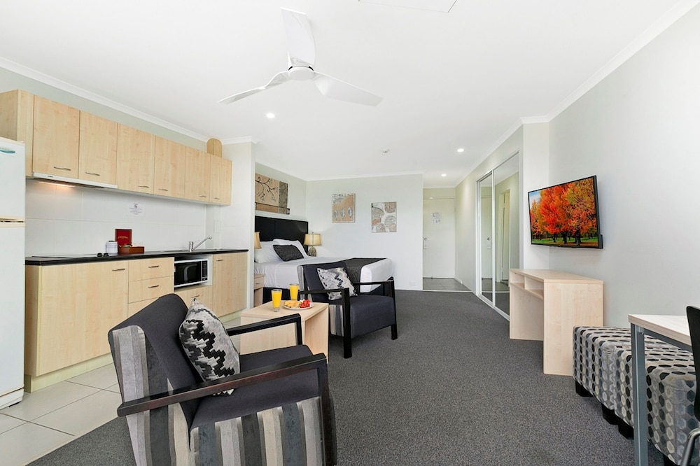THE WELLINGTON APARTMENT HOTEL 33/48