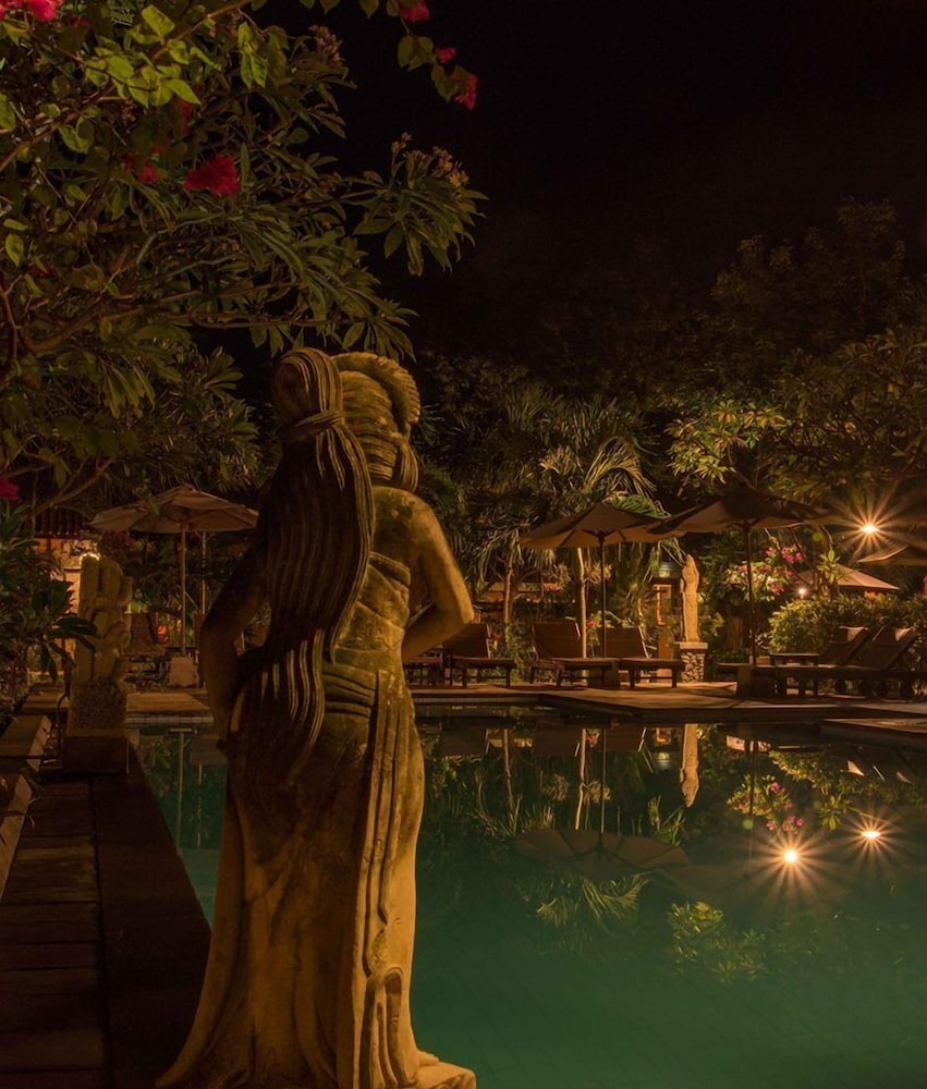Tirta Sari Bungalows 11/66