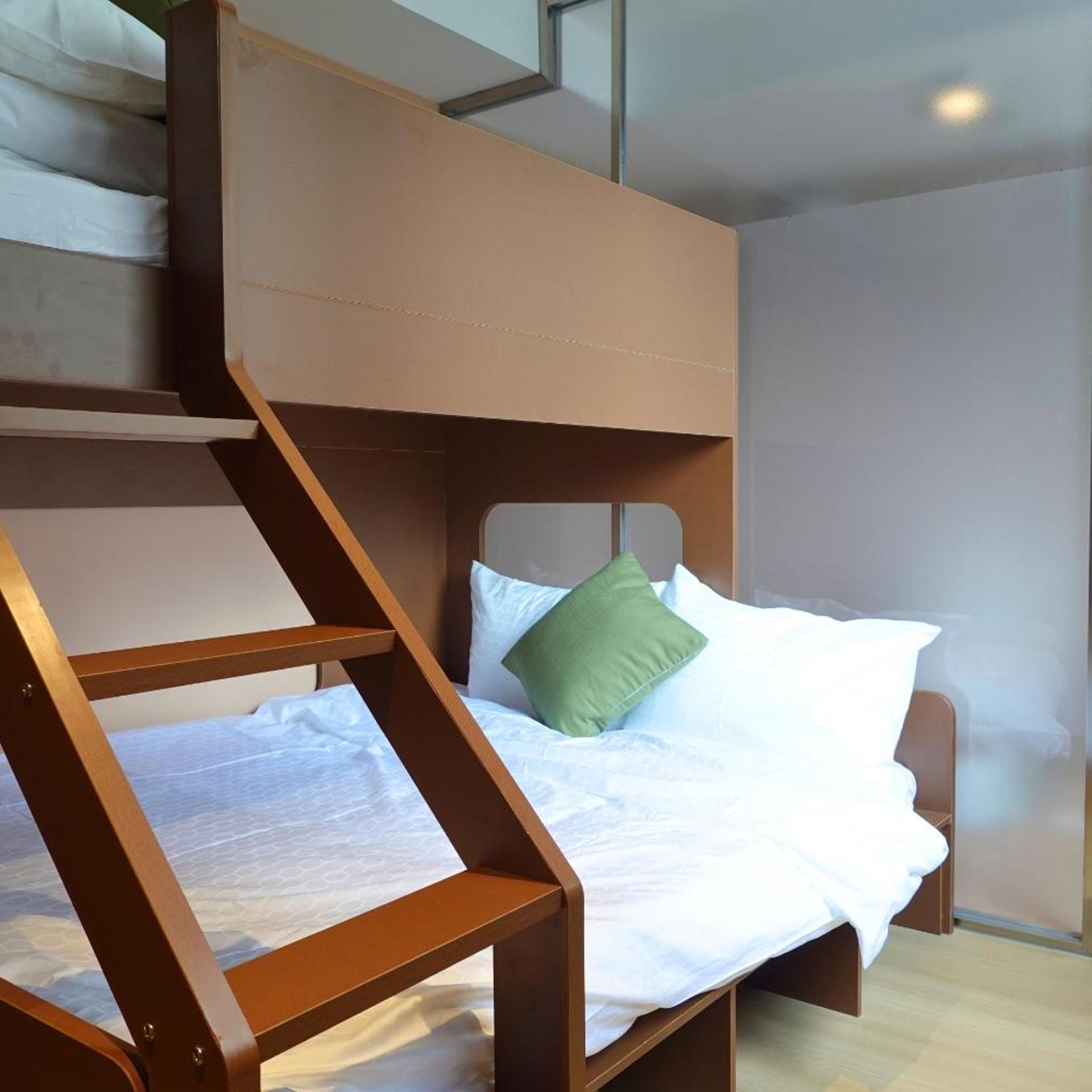 Hotel 165 10/45