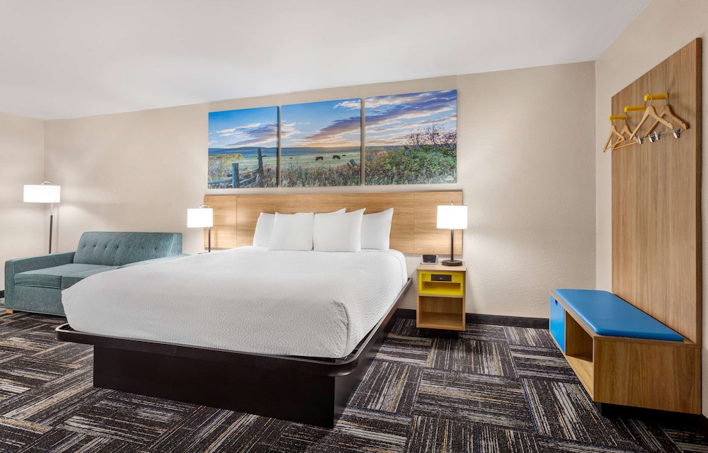 غرفة بسرير كينج مع أريكة، Days Inn by Wyndham Paris 2/4