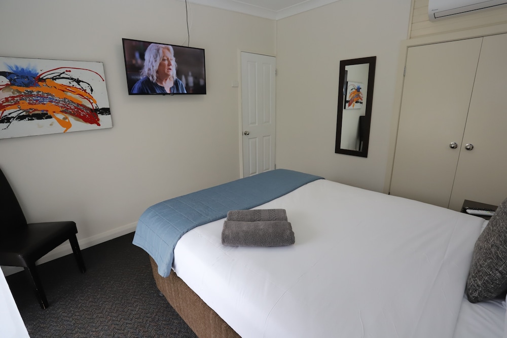 2 BEDROOMS, SUITE