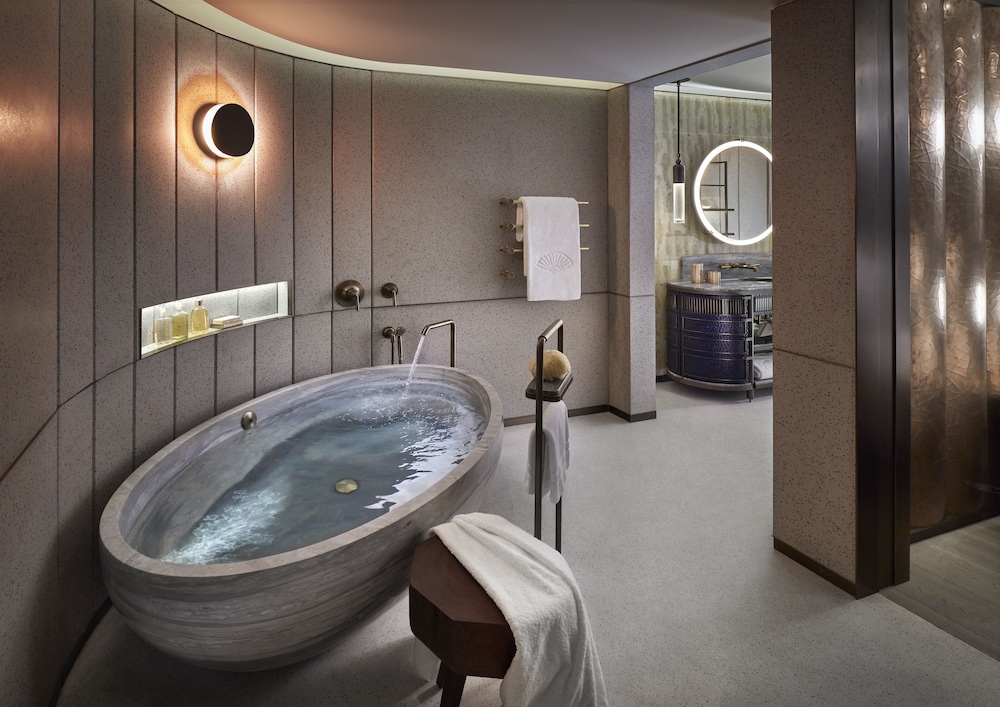 Mandarin Oriental The Landmark, Hong Kong 29/75