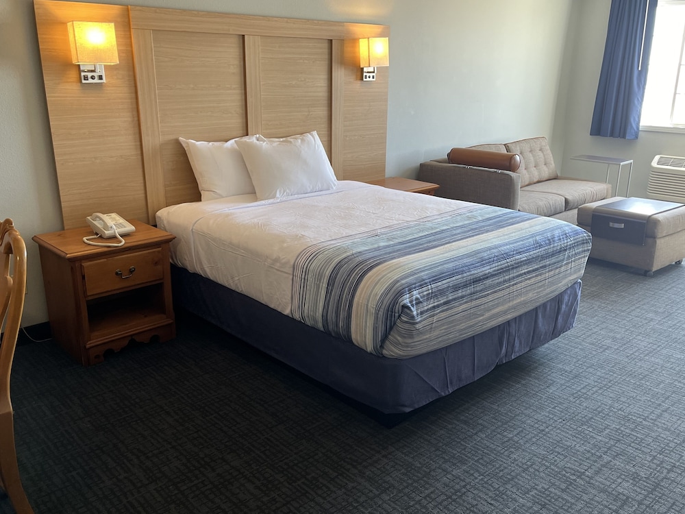 جناح عائلي بسرير كينج وسرير كوين مع أريكة