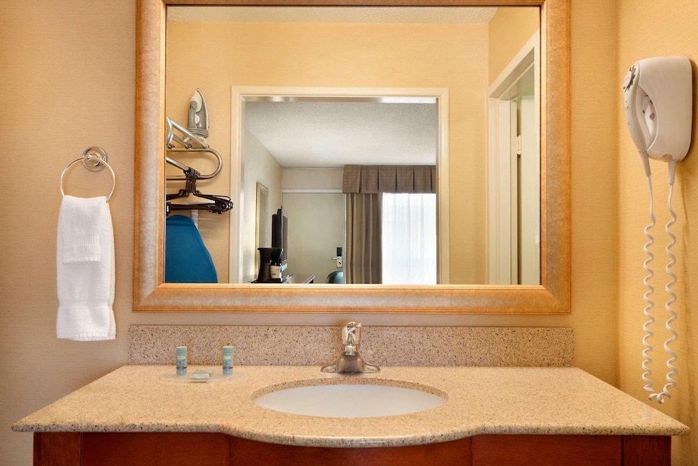 غرفة بسريرين كوين، Days Inn by Wyndham Culpeper 3/3