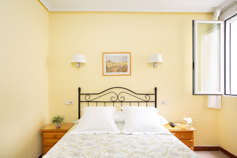 ROOM, DOUBLE BED