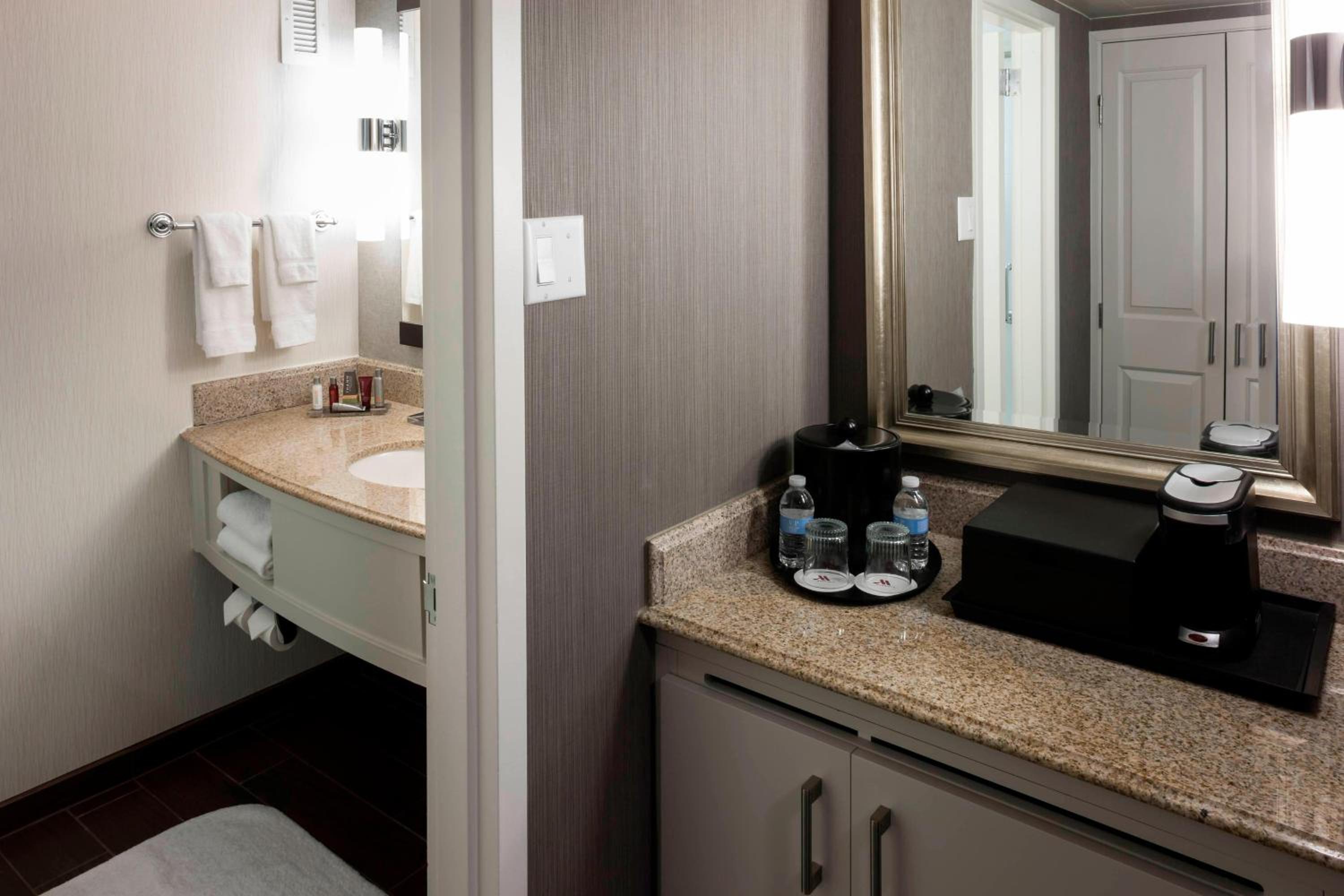 غرفة بسرير كينج أو سرير مزدوج، Fairfax Marriott at Fair Oaks 7/8
