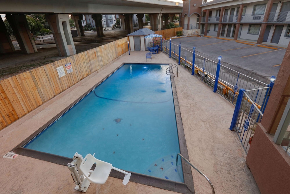 Super 8 By Wyndham San Antonio Downtown/Alamo 1/40