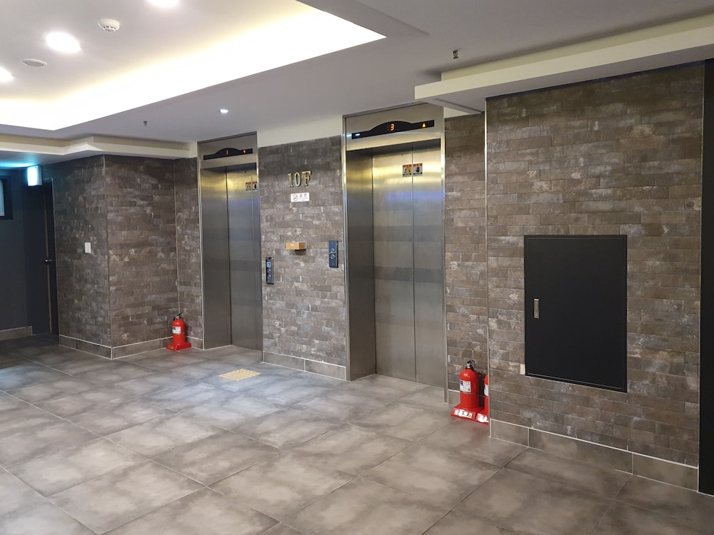 CNN Hotel 2/50