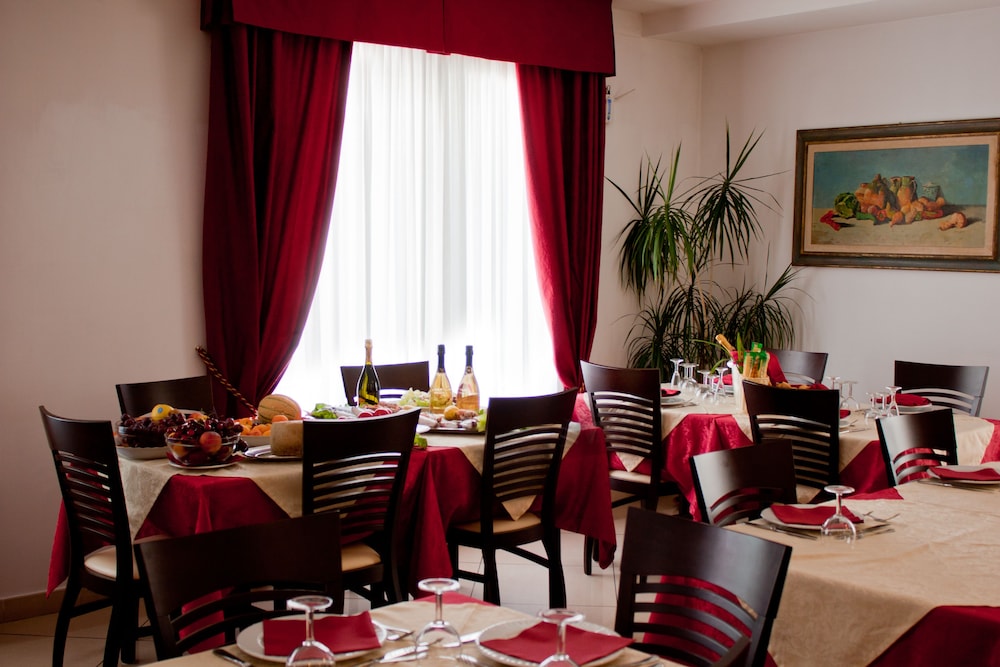 Pigalle Hotel 44/64