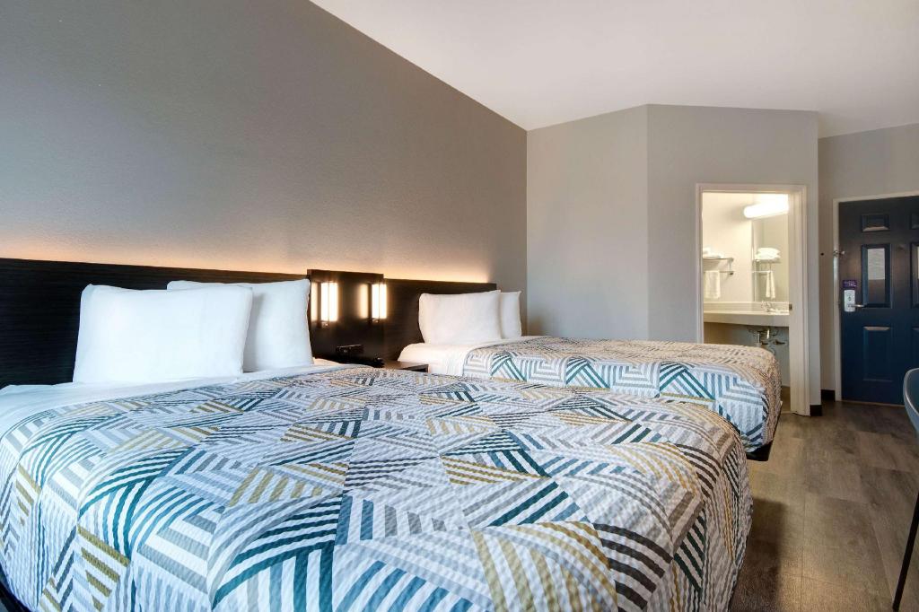 2 Full Beds Non-Smoking, Kitchen