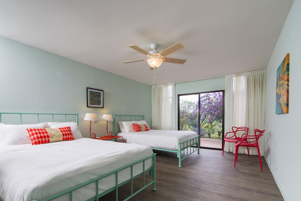 DELUXE, 2 QUEEN BEDS
