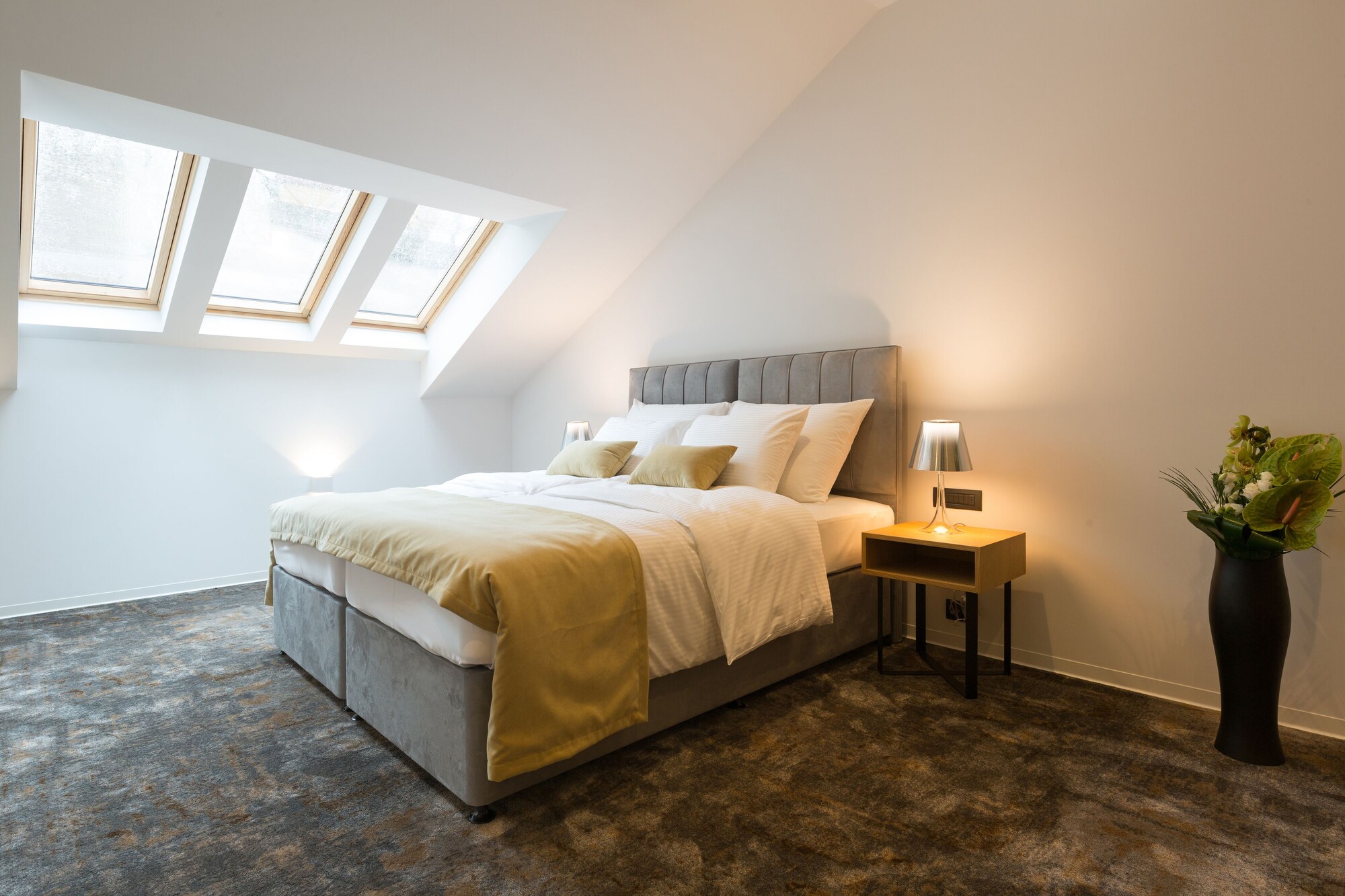 SUPERIOR, SUITE, KING BED, SOFA