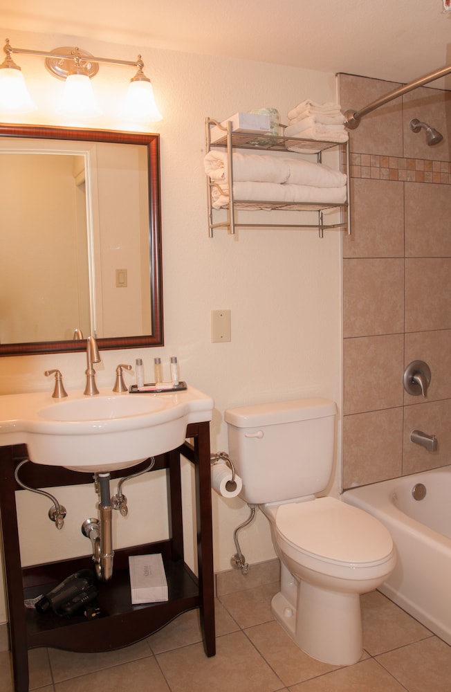 Ramada by Wyndham Elko Hotel at Stockmen's Casino 12/36