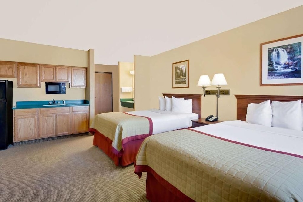 Pinedale Hotel & Suites 22/50